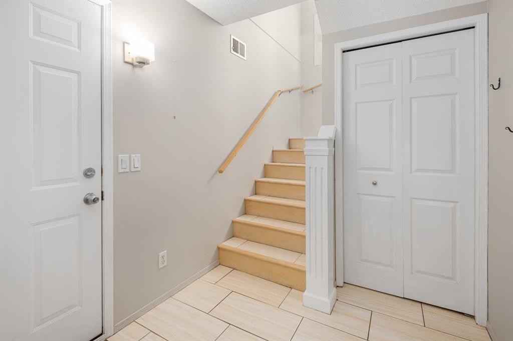 2504-7171 Coach Hill Road, Calgary, AB - Indoor Photo Showing Other Room