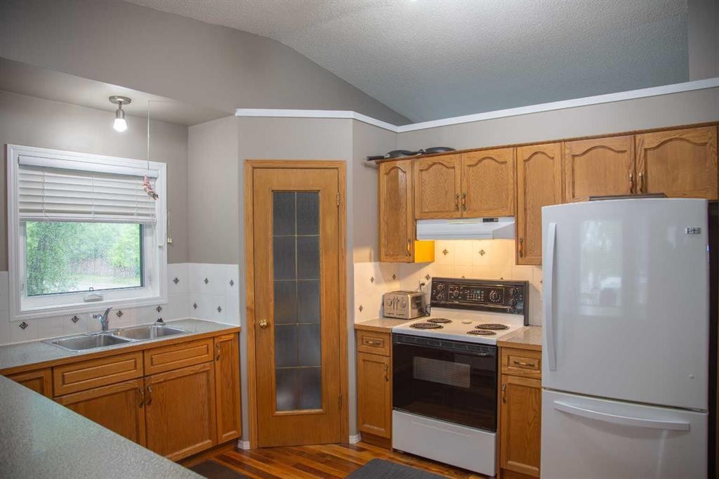 272 Covington Road Ne, Calgary, AB - Indoor Photo Showing Kitchen With Double Sink