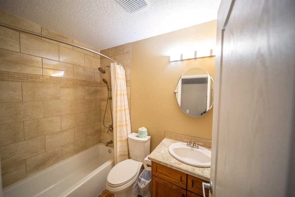 272 Covington Road Ne, Calgary, AB - Indoor Photo Showing Bathroom