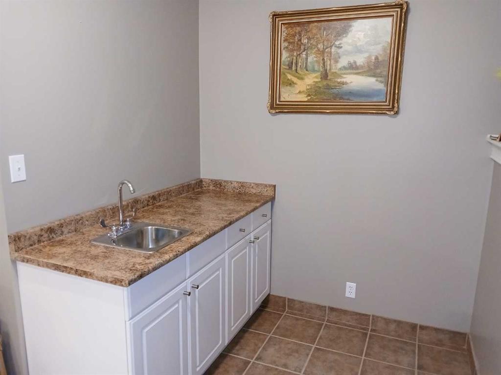 272 Covington Road Ne, Calgary, AB - Indoor Photo Showing Kitchen