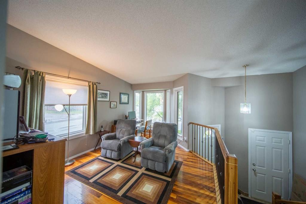 272 Covington Road Ne, Calgary, AB - Indoor Photo Showing Living Room