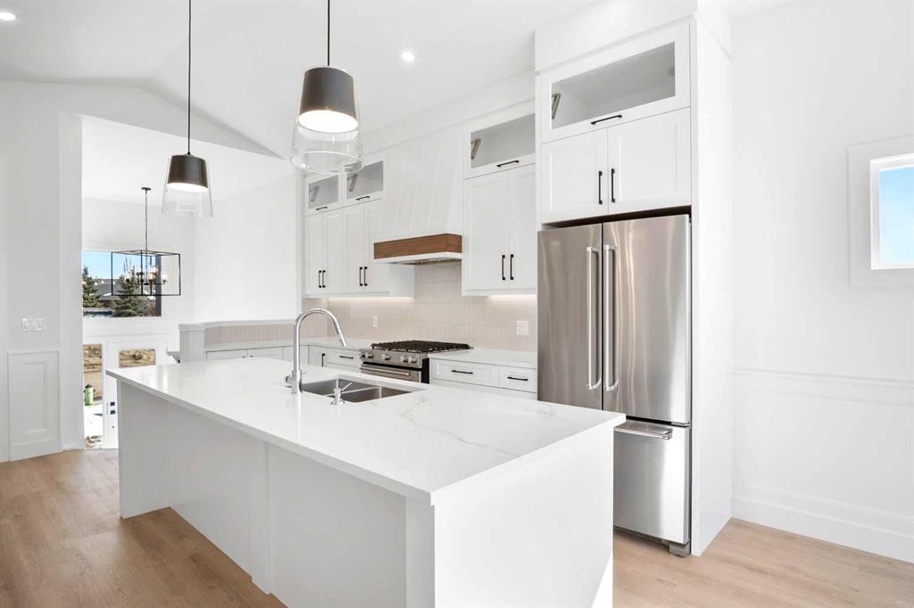 622 Mandalay Boulevard, Carstairs, AB - Indoor Photo Showing Kitchen With Stainless Steel Kitchen With Double Sink With Upgraded Kitchen
