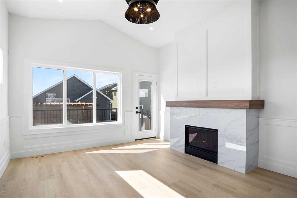 622 Mandalay Boulevard, Carstairs, AB - Indoor Photo Showing Living Room With Fireplace