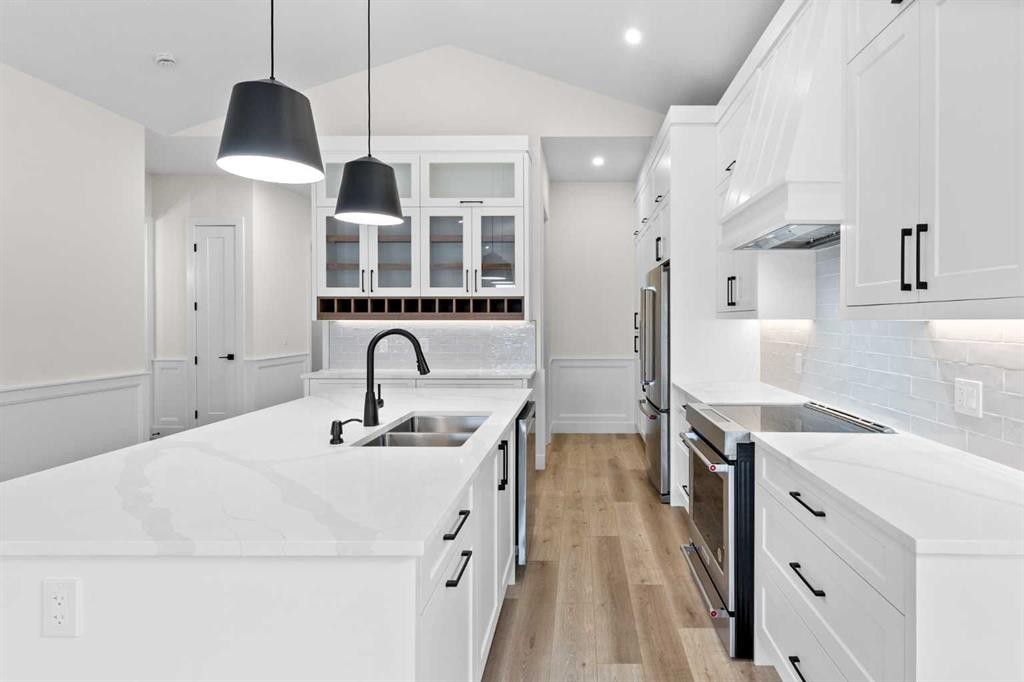 622 Mandalay Boulevard, Carstairs, AB - Indoor Photo Showing Kitchen With Double Sink With Upgraded Kitchen
