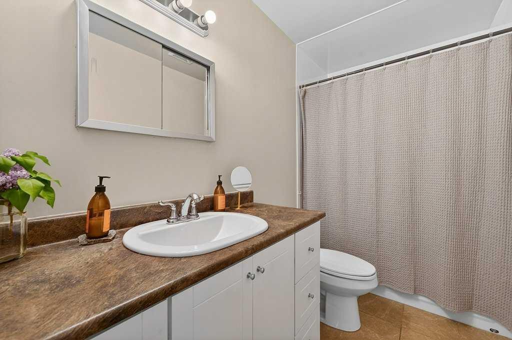 1632 Robson Crescent Se, Calgary, AB - Indoor Photo Showing Bathroom