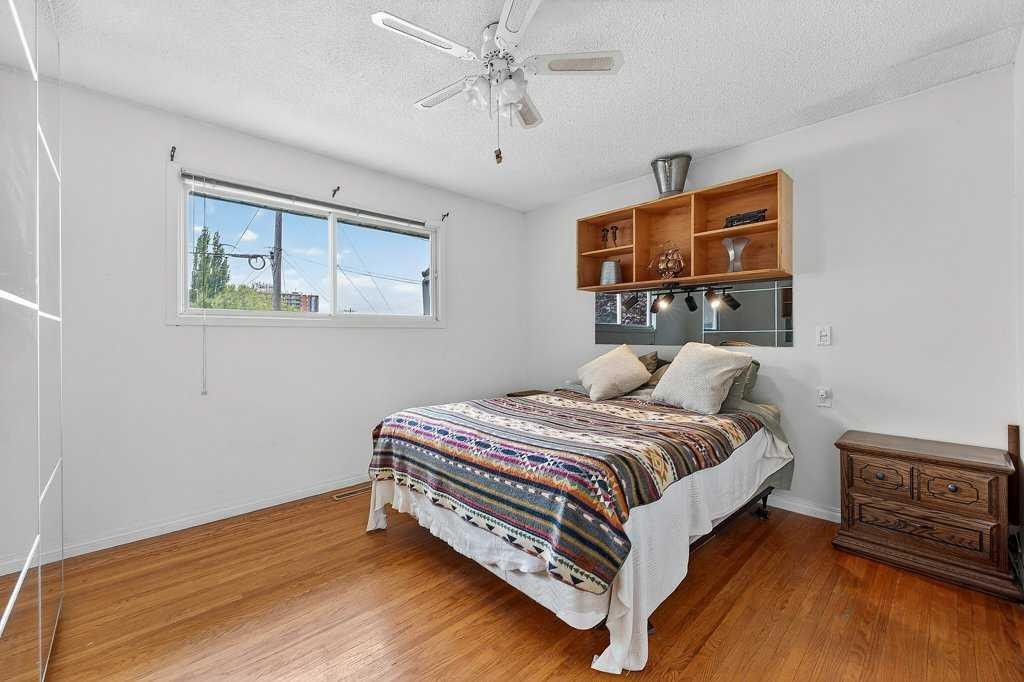 1632 Robson Crescent Se, Calgary, AB - Indoor Photo Showing Bedroom