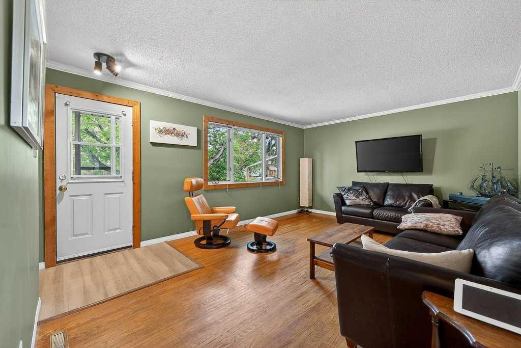 1632 Robson Crescent Se, Calgary, AB - Indoor Photo Showing Living Room
