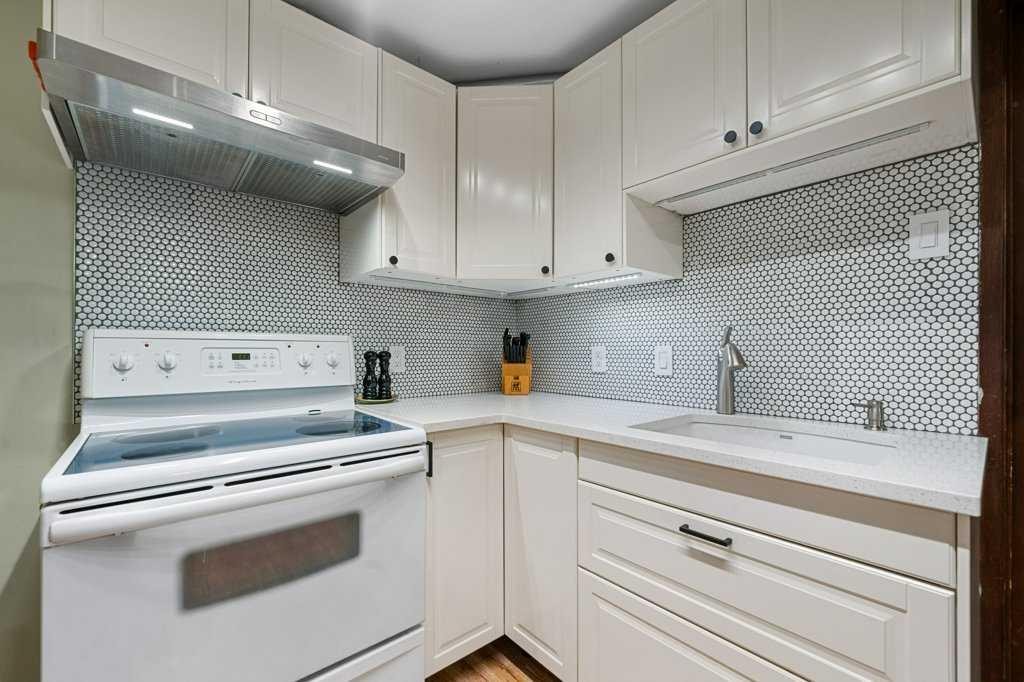1632 Robson Crescent Se, Calgary, AB - Indoor Photo Showing Kitchen