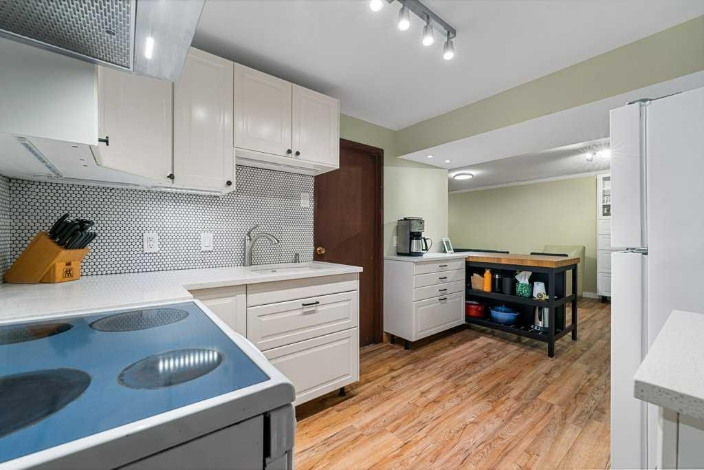 1632 Robson Crescent Se, Calgary, AB - Indoor Photo Showing Kitchen