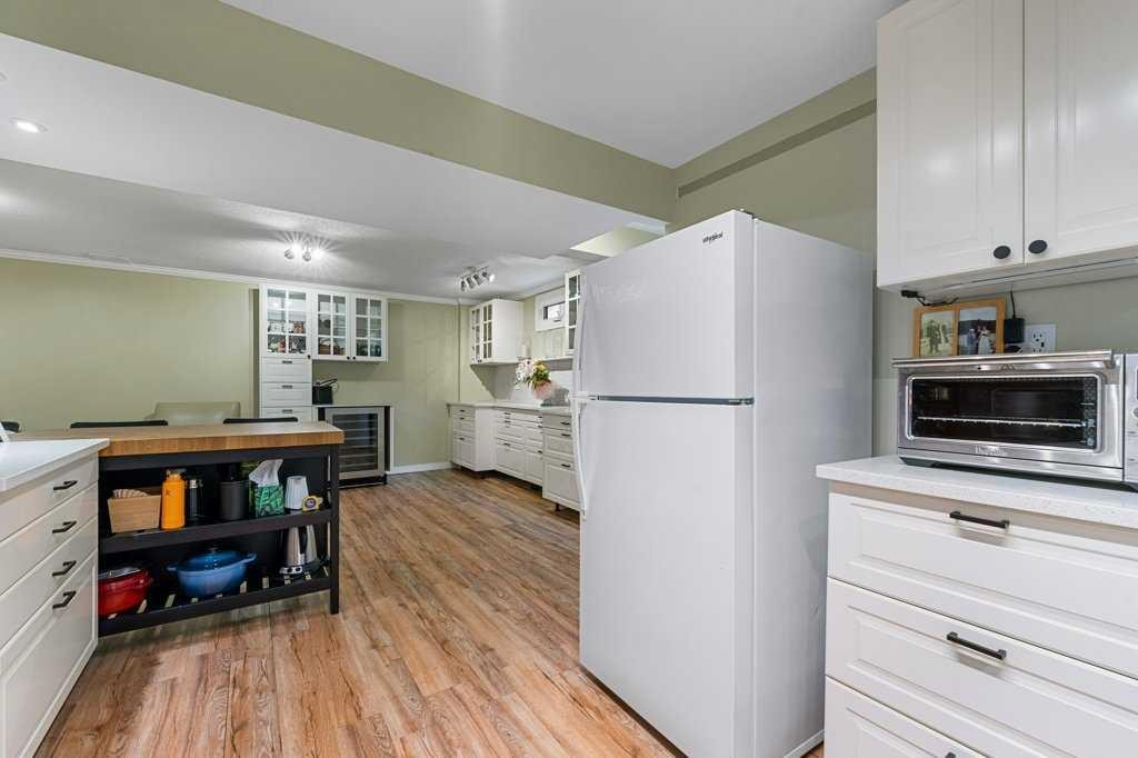 1632 Robson Crescent Se, Calgary, AB - Indoor Photo Showing Kitchen