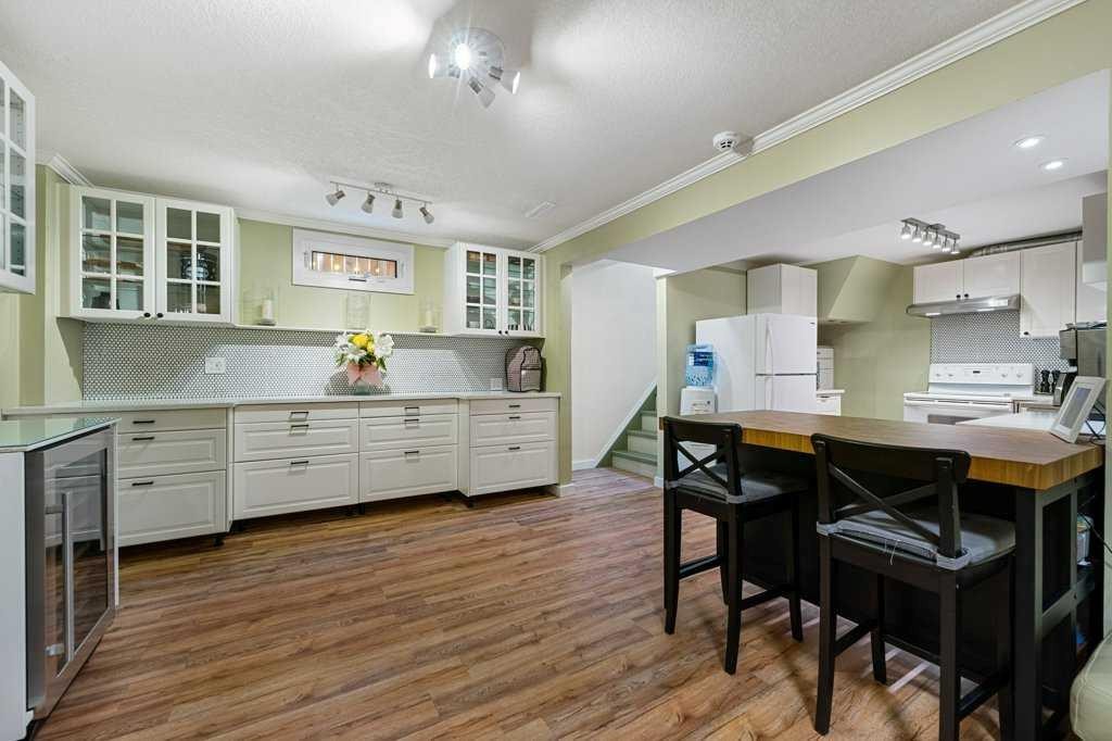 1632 Robson Crescent Se, Calgary, AB - Indoor Photo Showing Kitchen