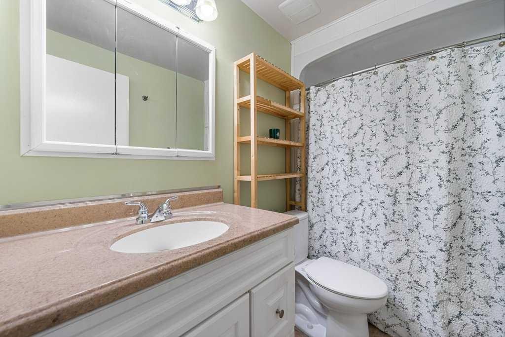 1632 Robson Crescent Se, Calgary, AB - Indoor Photo Showing Bathroom