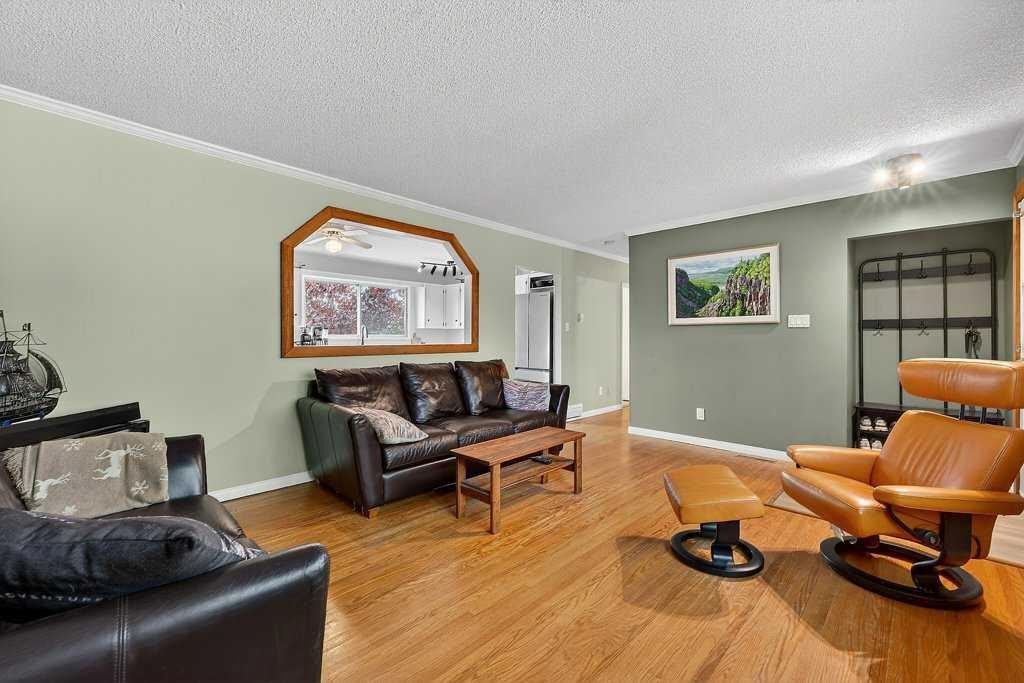 1632 Robson Crescent Se, Calgary, AB - Indoor Photo Showing Living Room