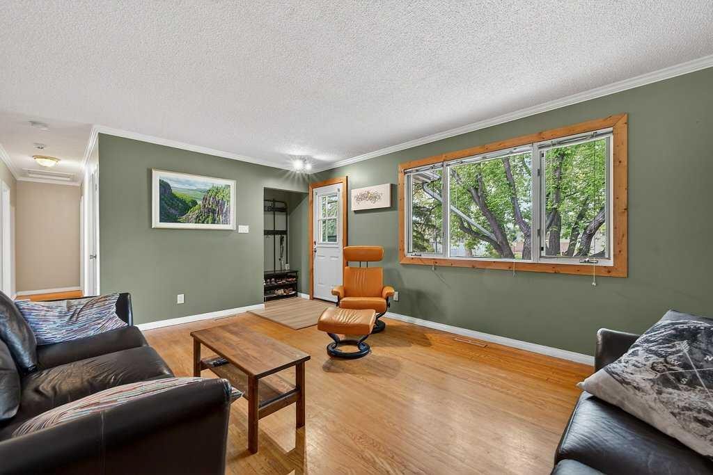 1632 Robson Crescent Se, Calgary, AB - Indoor Photo Showing Living Room