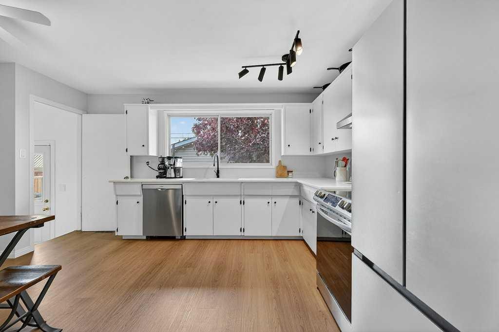 1632 Robson Crescent Se, Calgary, AB - Indoor Photo Showing Kitchen