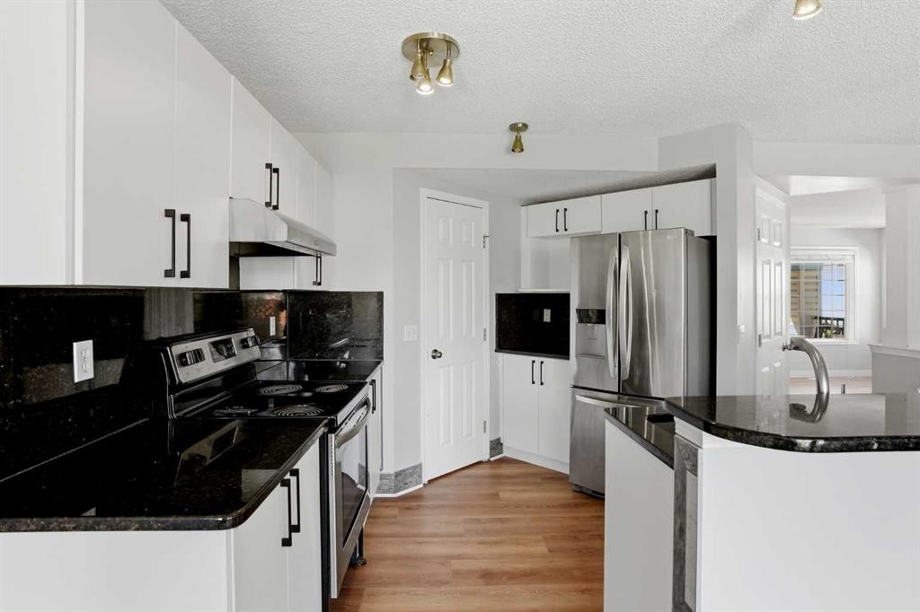 141 Shannon Square Sw, Calgary, AB - Indoor Photo Showing Kitchen