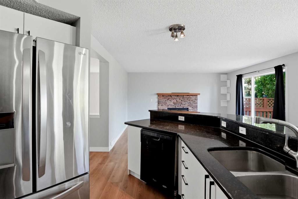 141 Shannon Square Sw, Calgary, AB - Indoor Photo Showing Kitchen With Double Sink