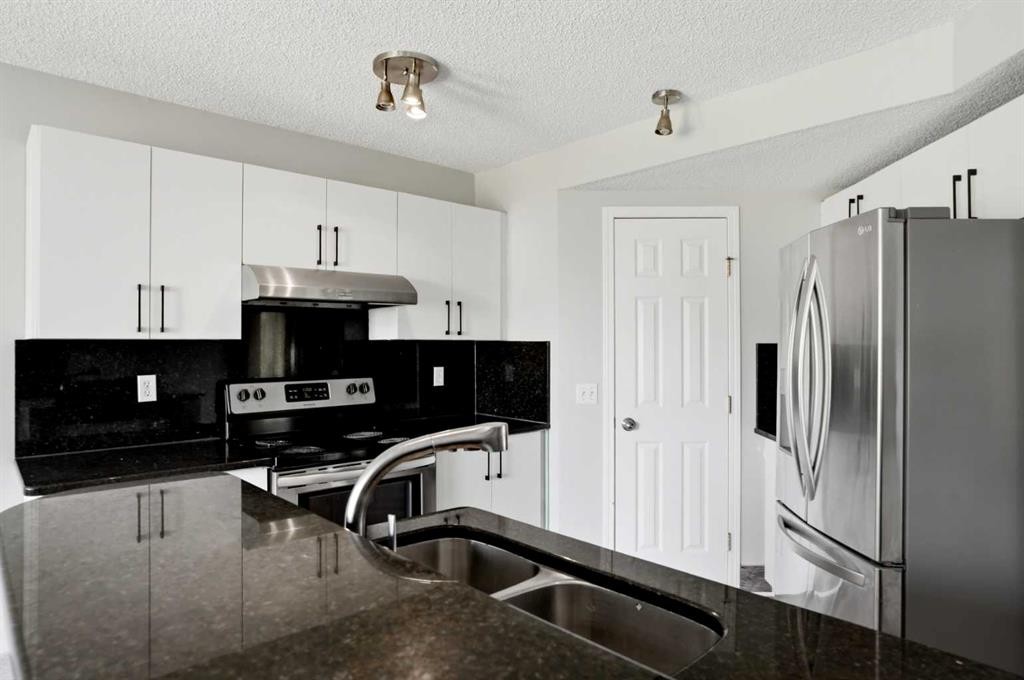 141 Shannon Square Sw, Calgary, AB - Indoor Photo Showing Kitchen With Double Sink