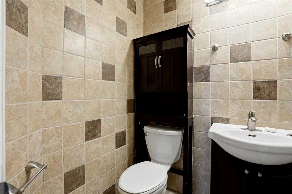141 Shannon Square Sw, Calgary, AB - Indoor Photo Showing Bathroom