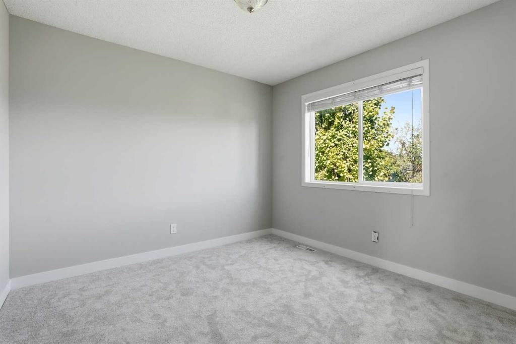 141 Shannon Square Sw, Calgary, AB - Indoor Photo Showing Other Room
