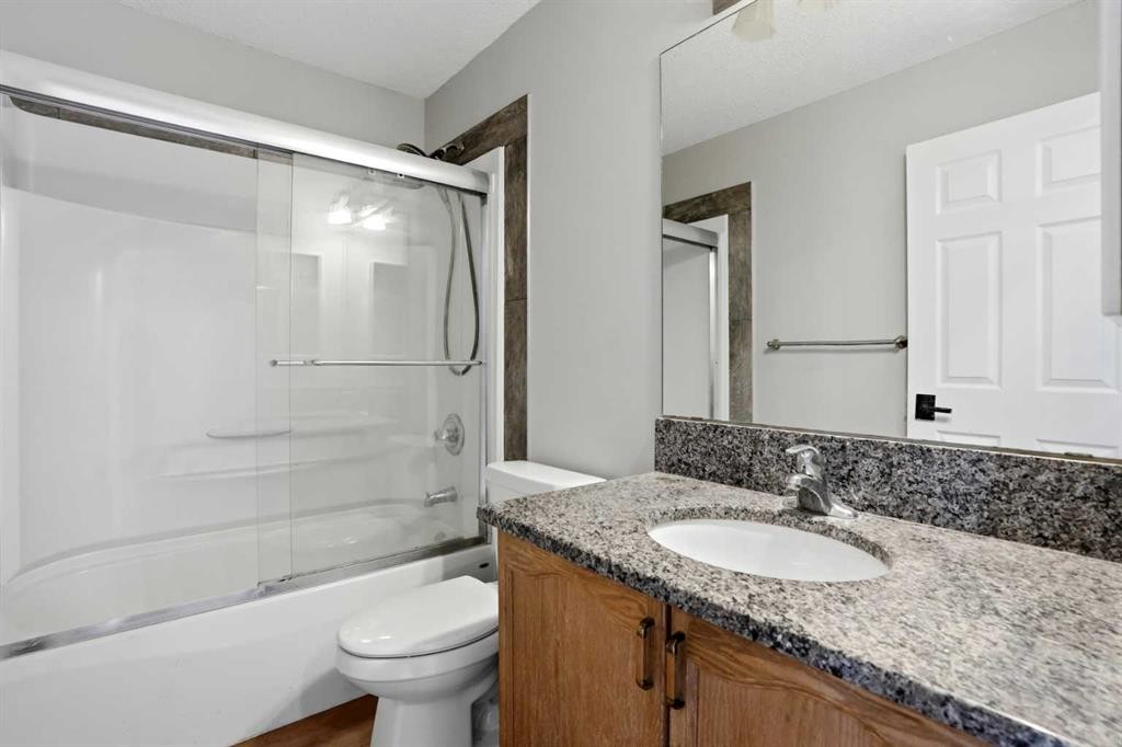 141 Shannon Square Sw, Calgary, AB - Indoor Photo Showing Bathroom