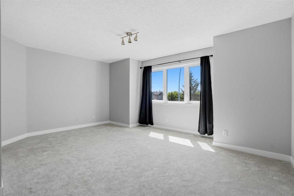 141 Shannon Square Sw, Calgary, AB - Indoor Photo Showing Other Room