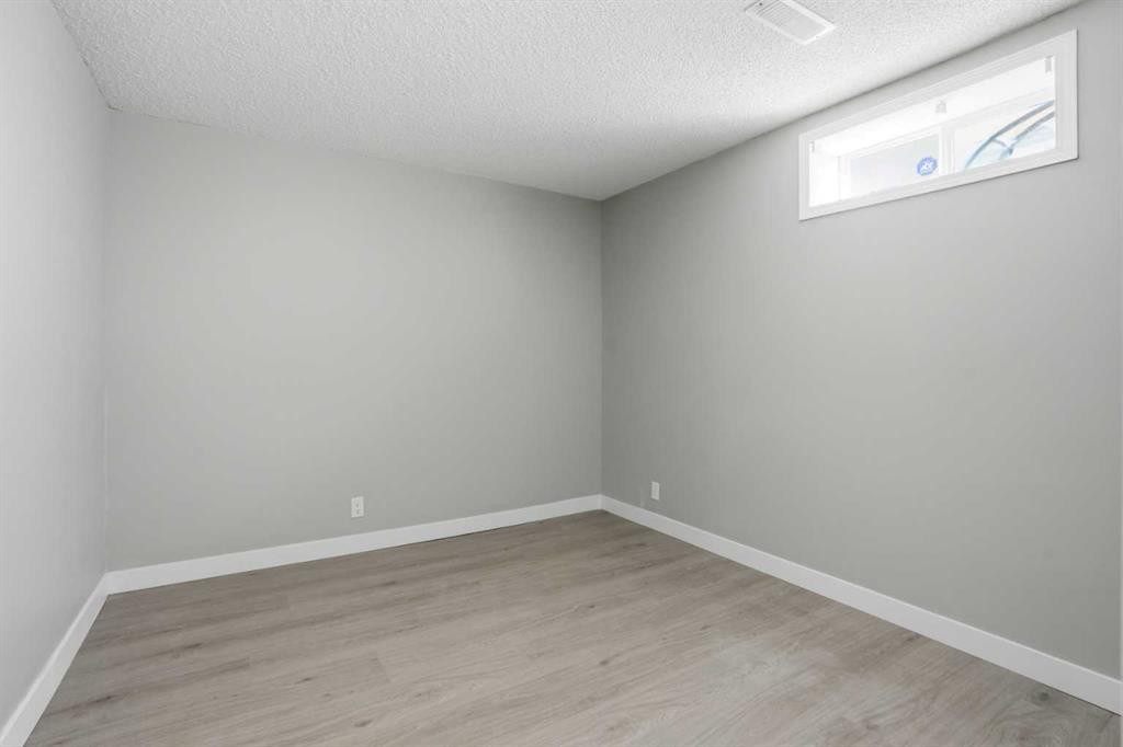 141 Shannon Square Sw, Calgary, AB - Indoor Photo Showing Other Room