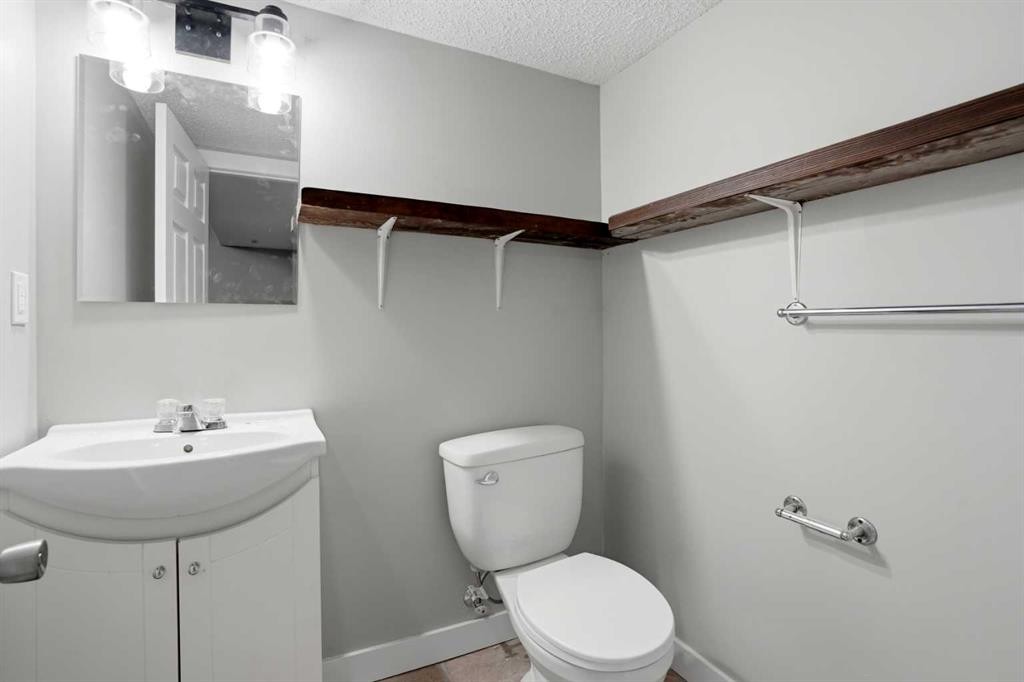 141 Shannon Square Sw, Calgary, AB - Indoor Photo Showing Bathroom
