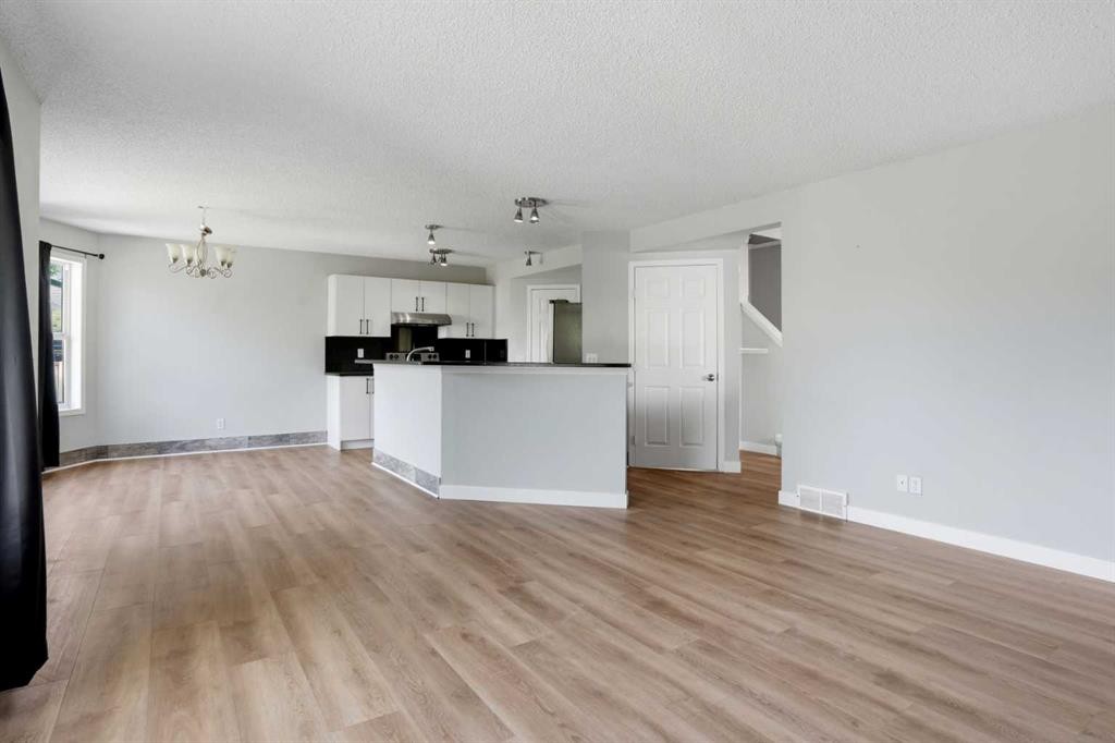 141 Shannon Square Sw, Calgary, AB - Indoor