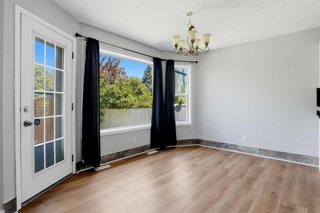 141 Shannon Square Sw, Calgary, AB - Indoor Photo Showing Other Room
