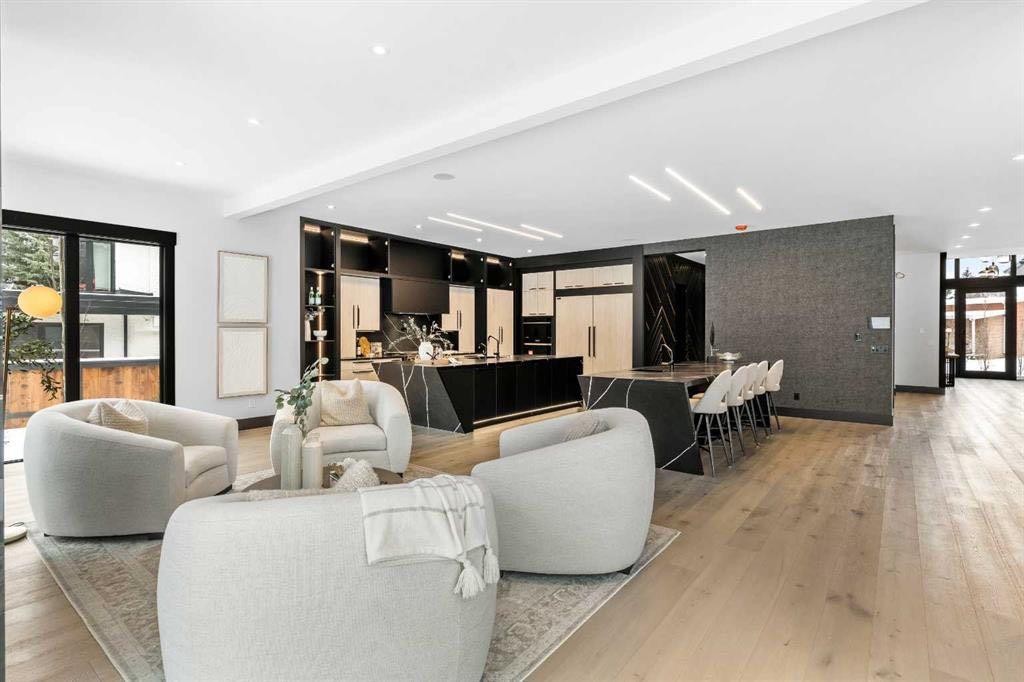 1016 Beverley Boulevard Sw, Calgary, AB - Indoor Photo Showing Living Room