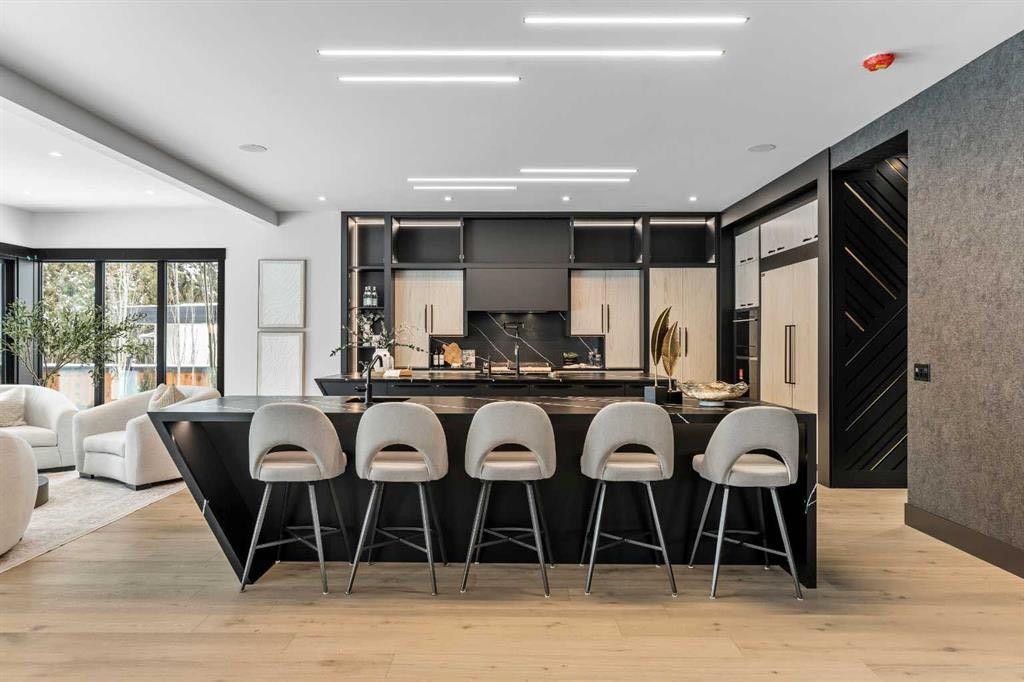1016 Beverley Boulevard Sw, Calgary, AB - Indoor Photo Showing Dining Room