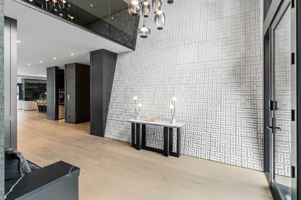 1016 Beverley Boulevard Sw, Calgary, AB - Indoor Photo Showing Other Room