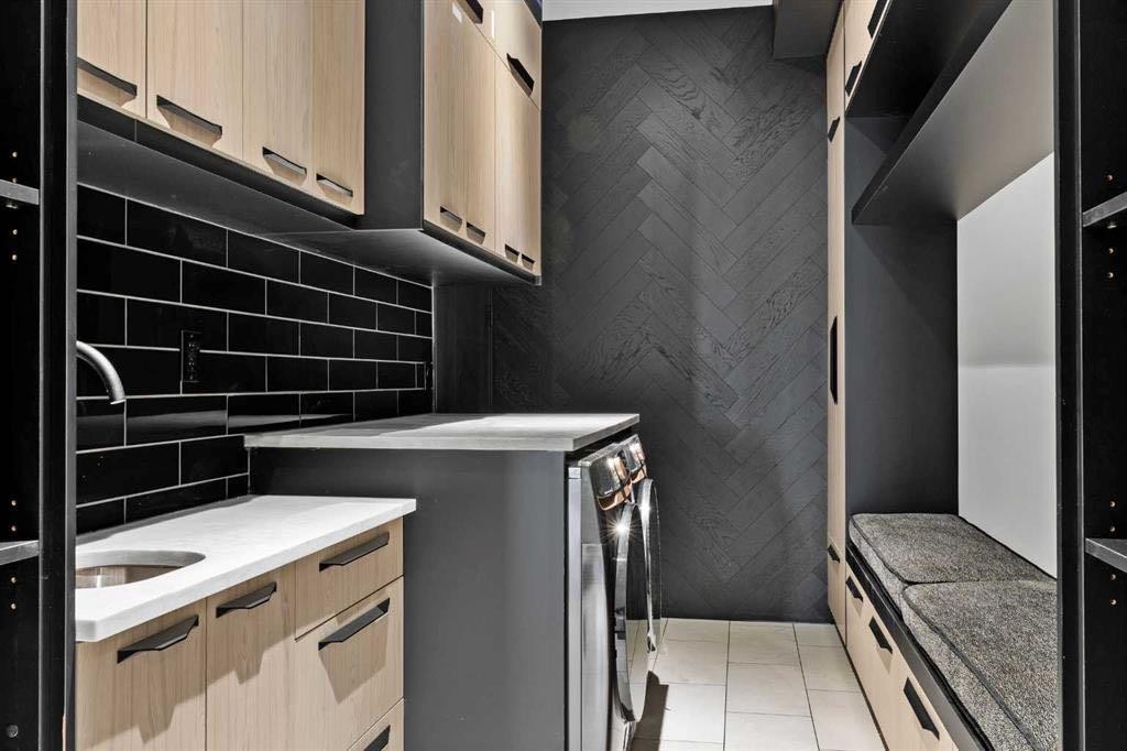 1016 Beverley Boulevard Sw, Calgary, AB - Indoor Photo Showing Laundry Room