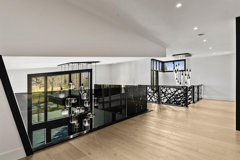 1016 Beverley Boulevard Sw, Calgary, AB - Indoor Photo Showing Other Room