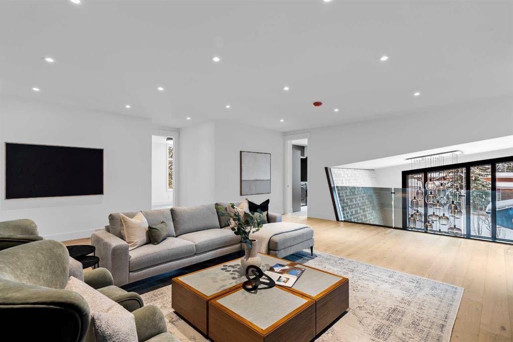 1016 Beverley Boulevard Sw, Calgary, AB - Indoor Photo Showing Living Room