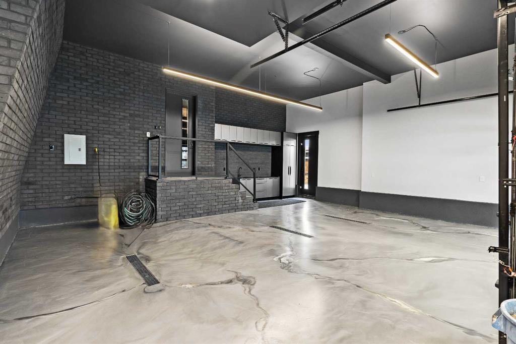 1016 Beverley Boulevard Sw, Calgary, AB - Indoor Photo Showing Garage