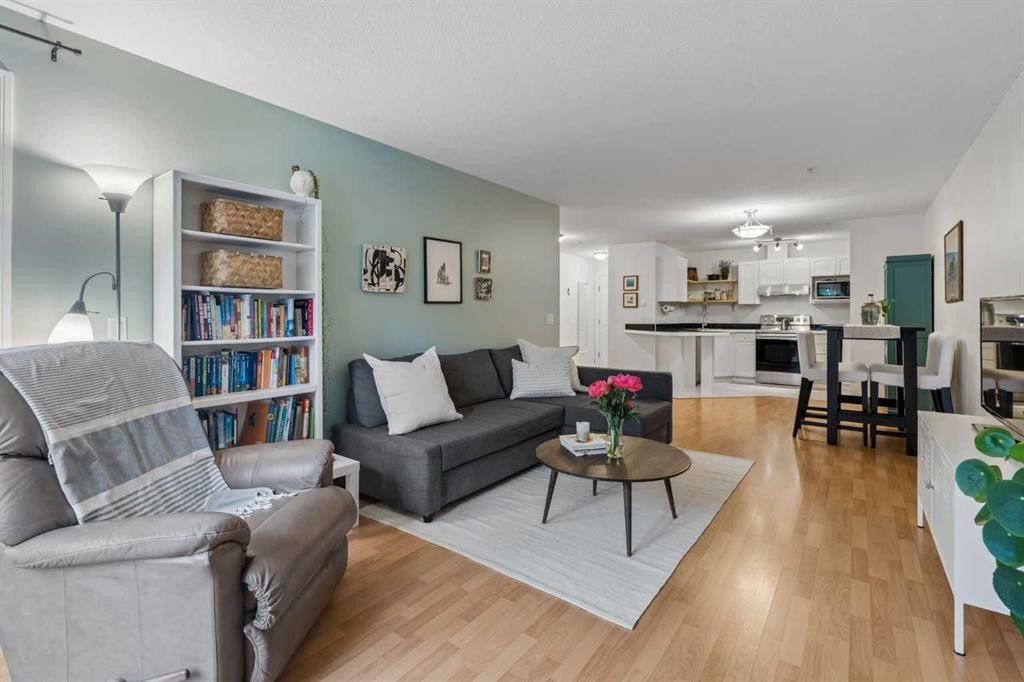 310-1631 28 Avenue Sw, Calgary, AB - Indoor Photo Showing Living Room