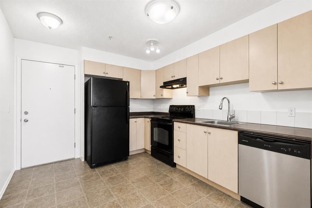 1128-2395 Eversyde Avenue Sw, Calgary, AB - Indoor Photo Showing Kitchen