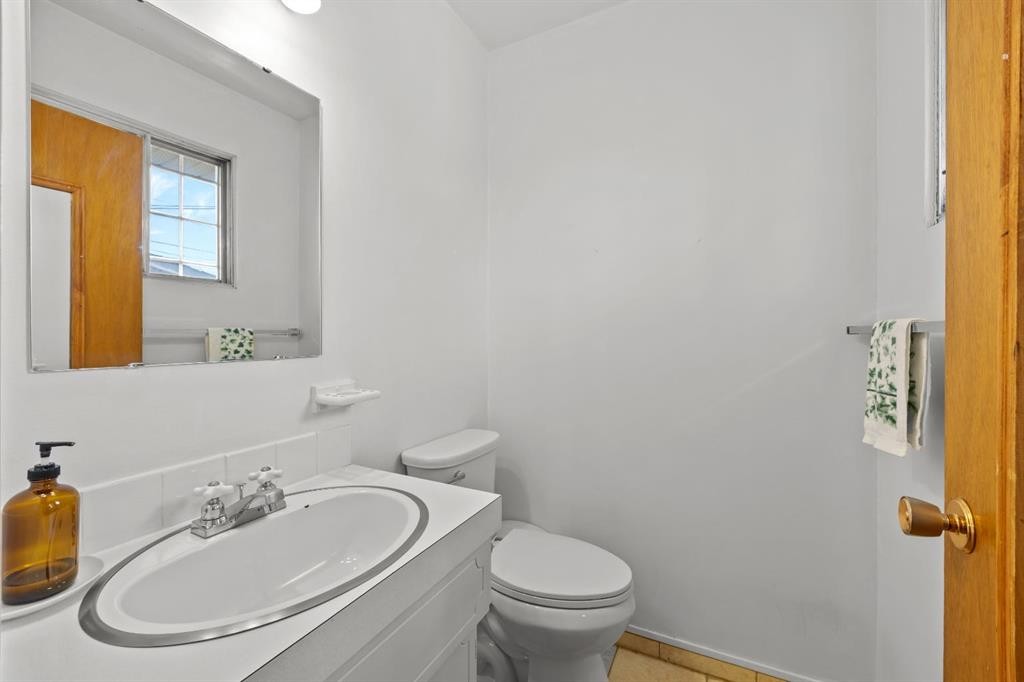 1307 Radisson Drive Se, Calgary, AB - Indoor Photo Showing Bathroom