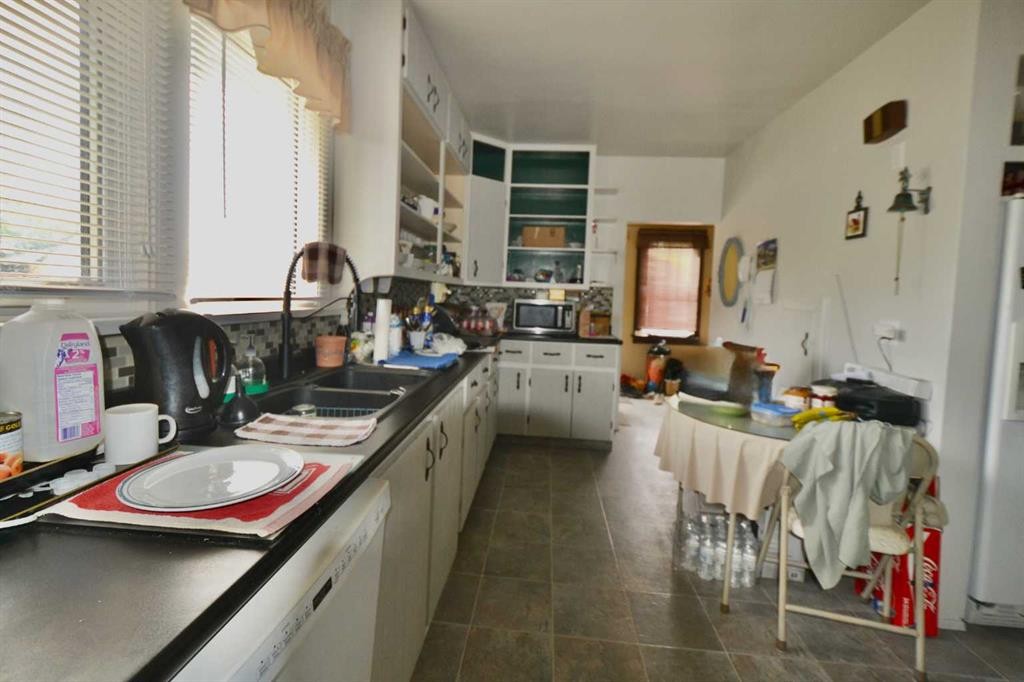 308 Walsh Avenue, Acme, AB - Indoor Photo Showing Kitchen With Double Sink