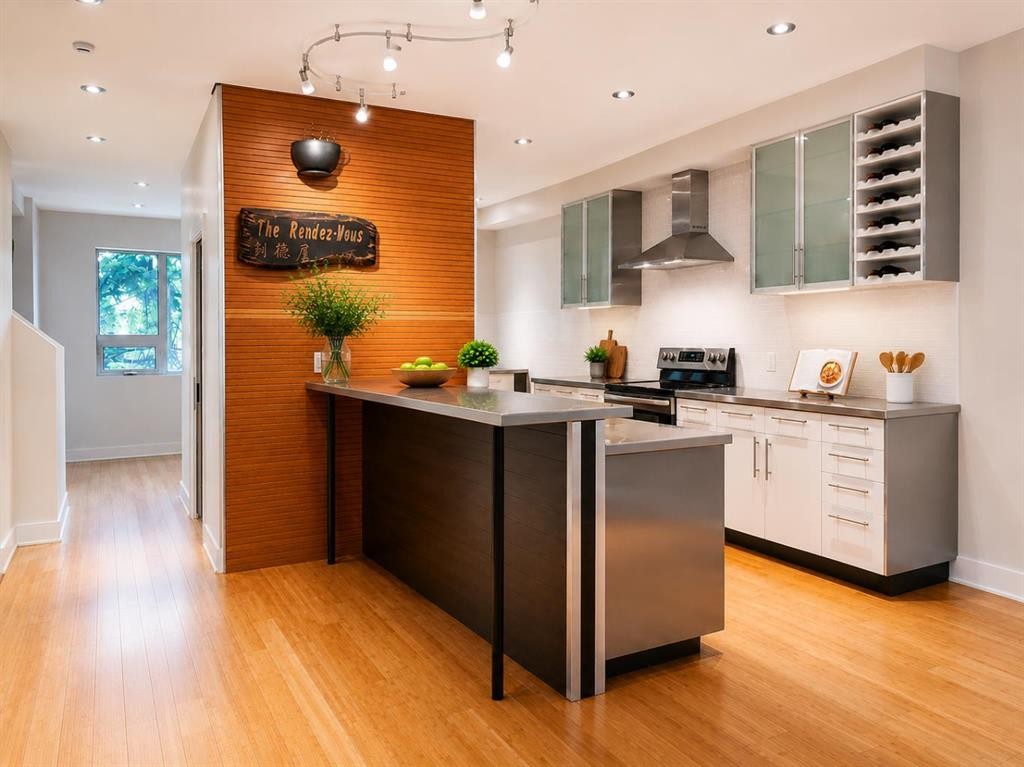 131 8 Avenue Ne, Calgary, AB - Indoor Photo Showing Kitchen