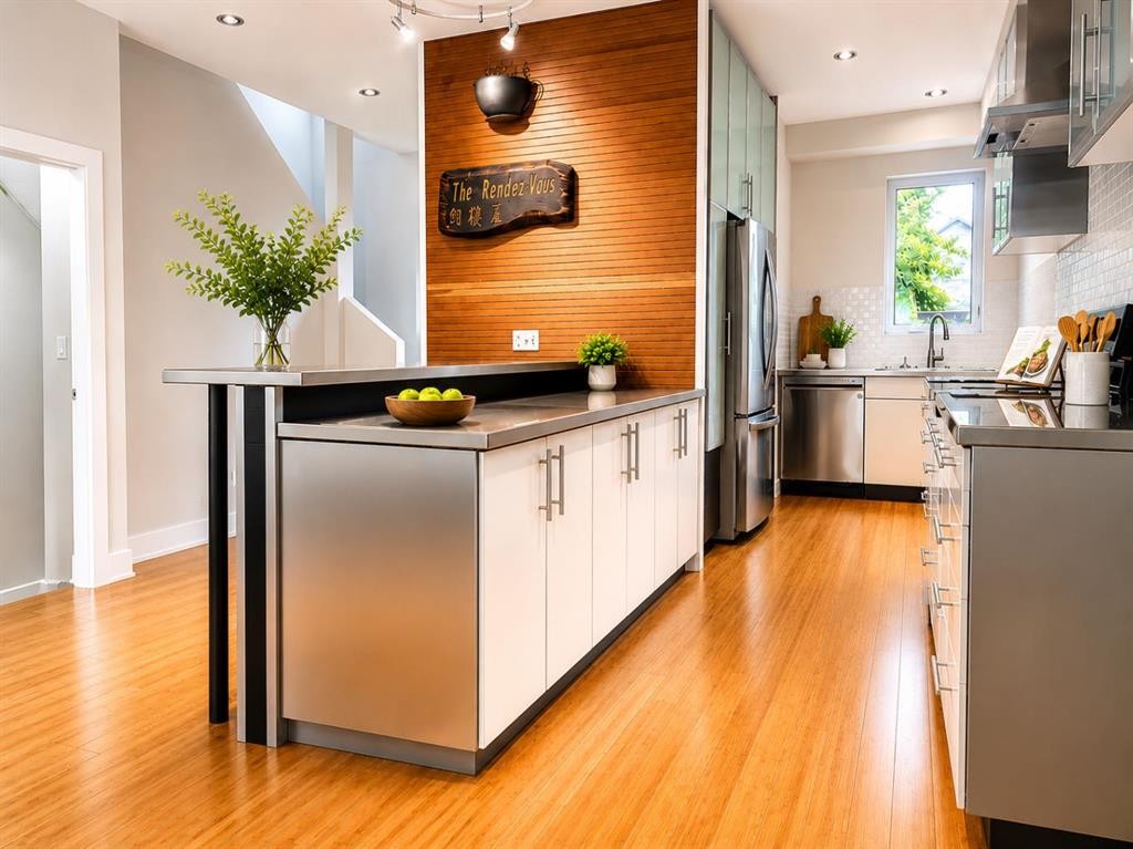 131 8 Avenue Ne, Calgary, AB - Indoor Photo Showing Kitchen