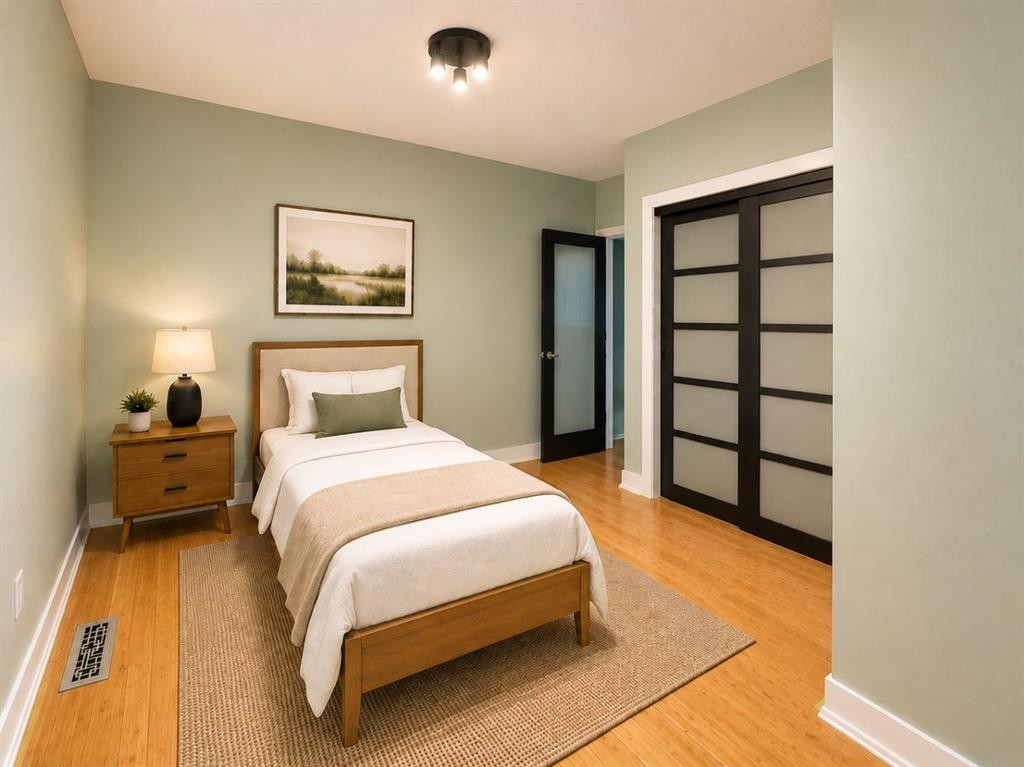 131 8 Avenue Ne, Calgary, AB - Indoor Photo Showing Bedroom