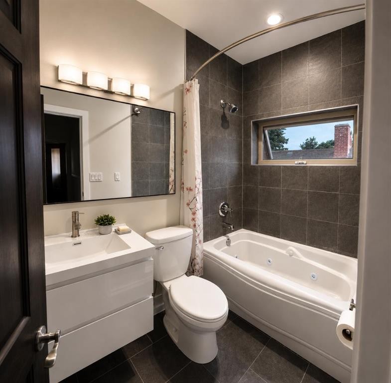131 8 Avenue Ne, Calgary, AB - Indoor Photo Showing Bathroom