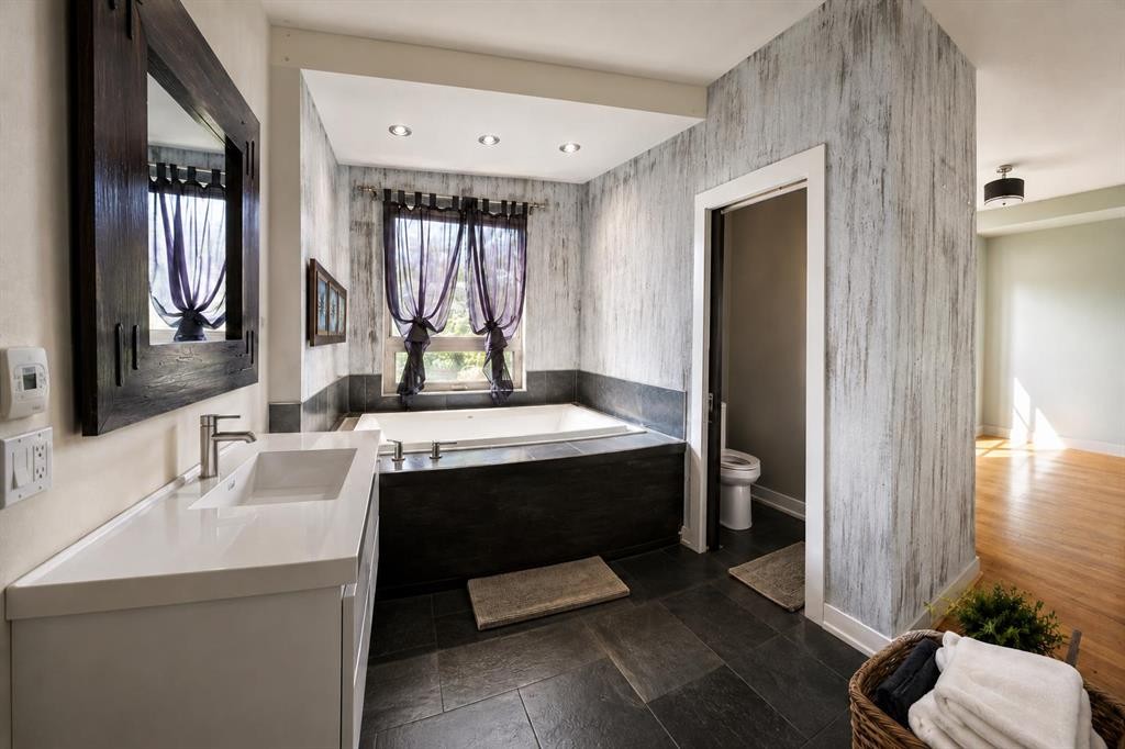 131 8 Avenue Ne, Calgary, AB - Indoor Photo Showing Bathroom
