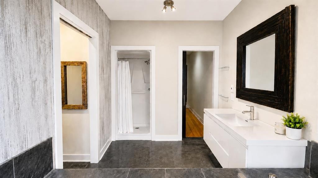 131 8 Avenue Ne, Calgary, AB - Indoor Photo Showing Bathroom