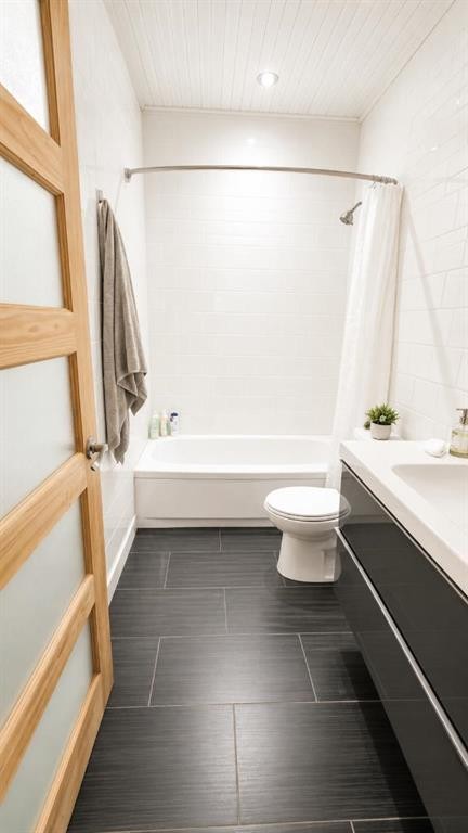 131 8 Avenue Ne, Calgary, AB - Indoor Photo Showing Bathroom
