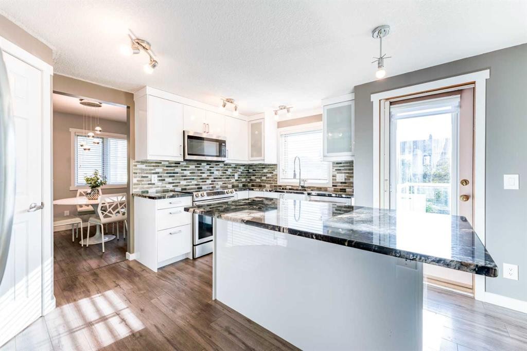145 Hawkdale Circle Nw, Calgary, AB - Indoor Photo Showing Kitchen With Upgraded Kitchen