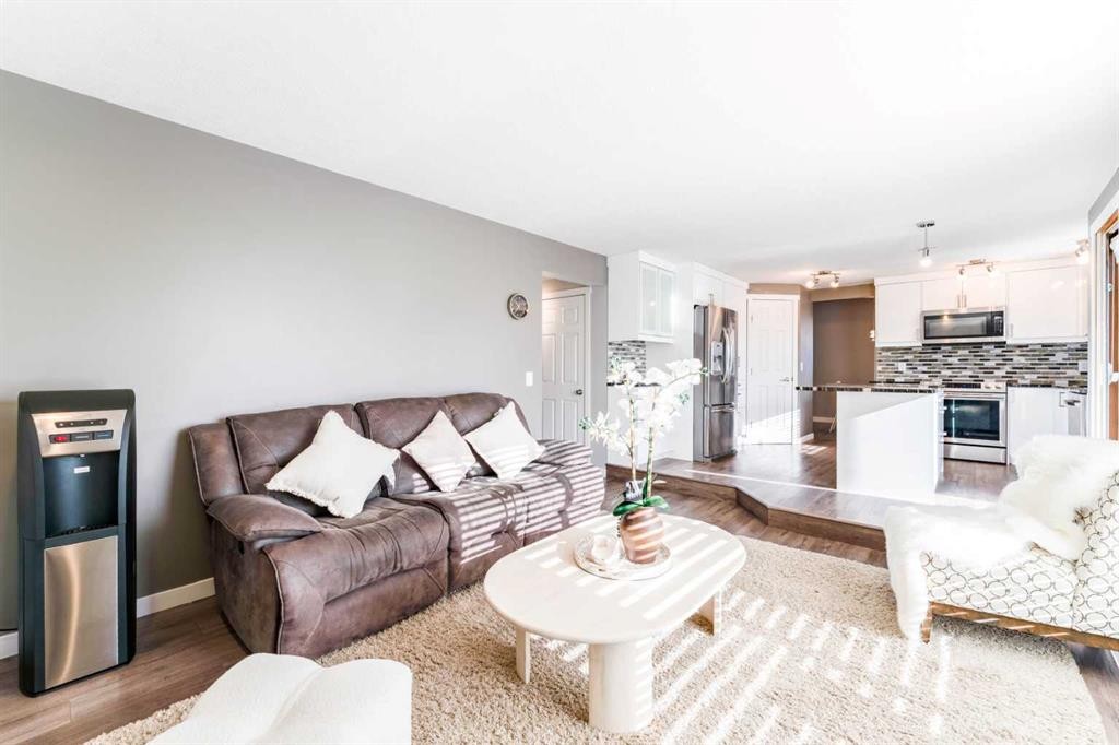 145 Hawkdale Circle Nw, Calgary, AB - Indoor Photo Showing Living Room